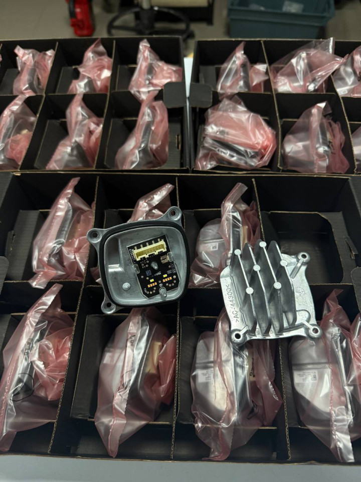 Блок керування LED  фарою поворот малий A910825050064 ЛІВИЙ