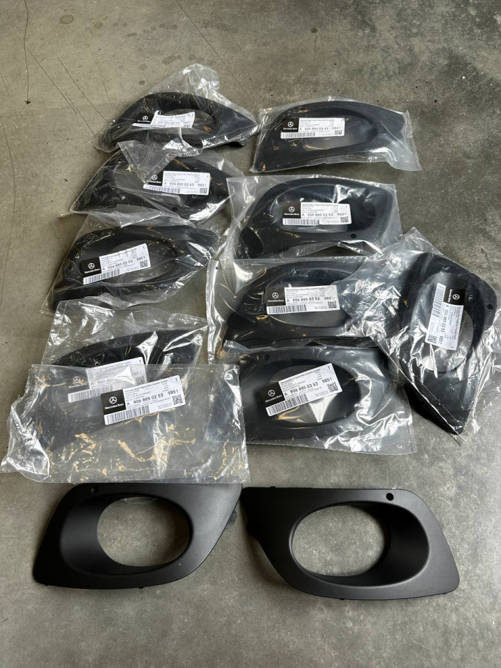 Накладка на туманку W906 рестайлІнг ліва A90688502539B51