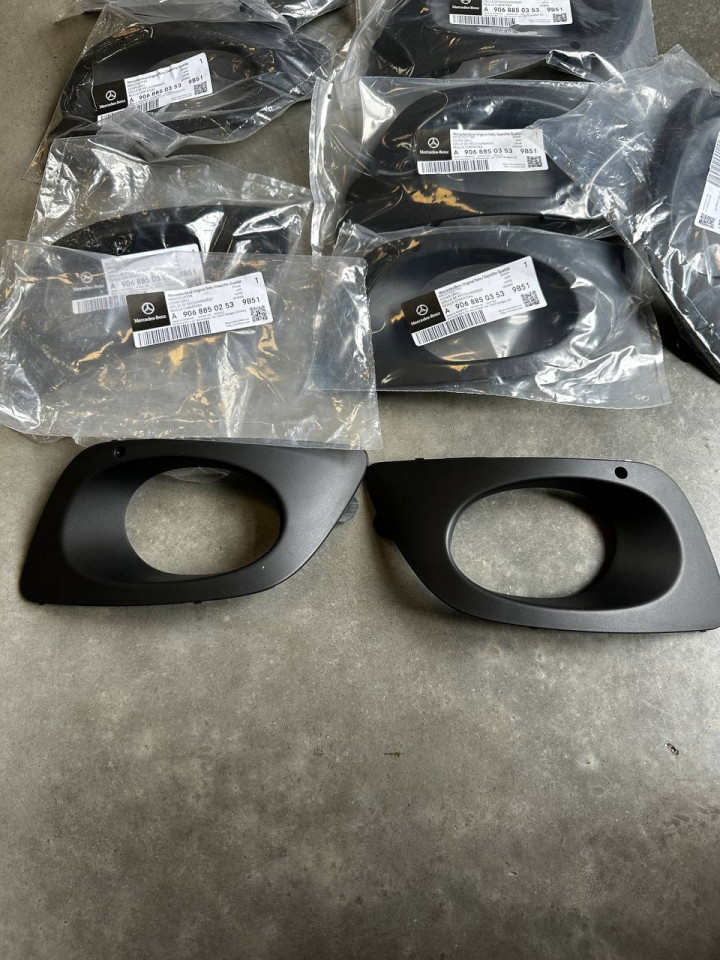 Накладка на туманку W906 рестайлІнг ліва A90688502539B51