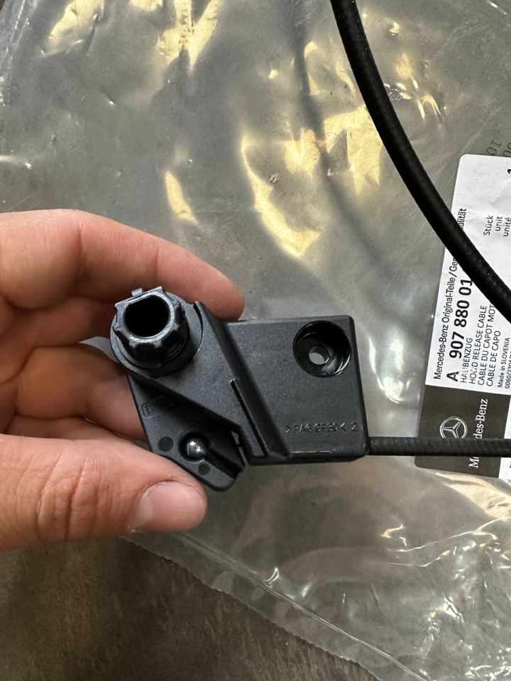 Трос замка капоту MB Sprinter (W907/W910) 18-