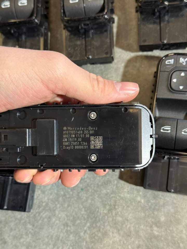 Кнопка блок керування склопІдйомником L W907 з електродзеркалами