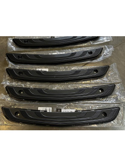 Підніжка (накладка) в передній бампер W907