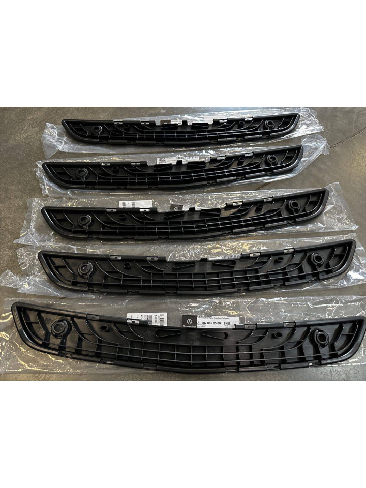 Підніжка (накладка) в передній бампер W907