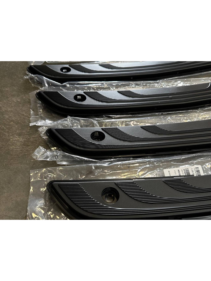 Підніжка (накладка) в передній бампер W907