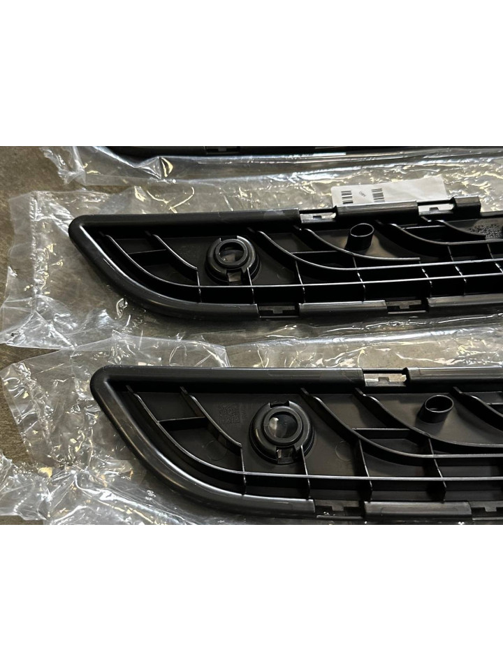 Підніжка (накладка) в передній бампер W907