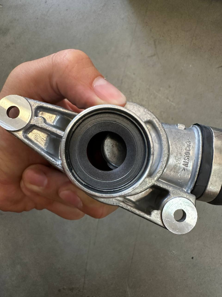 Сапун Клапан вентиляції картерних газів OM642 сепаратор 