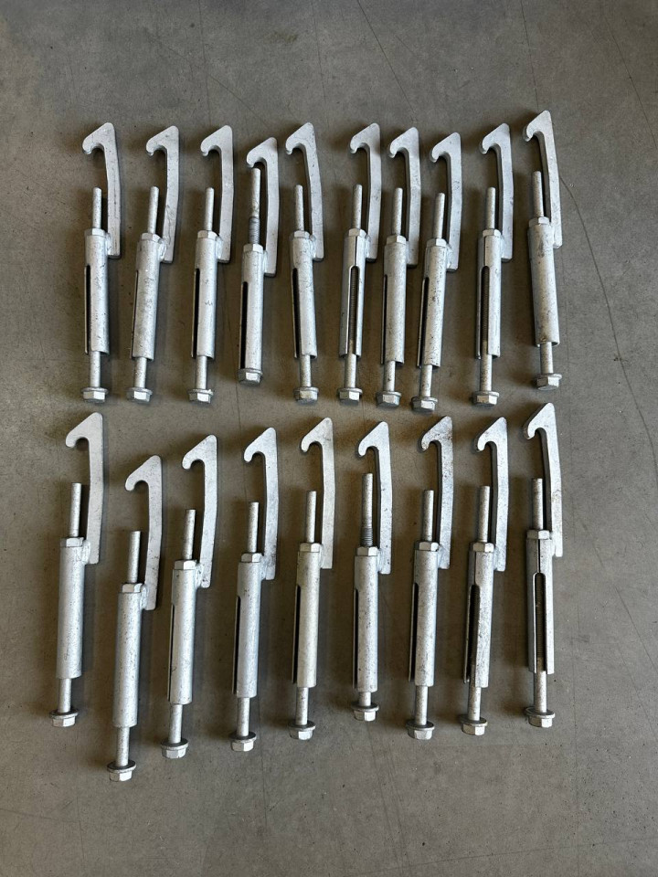 Крюк кріплення запаски з болтом W901-903-906-907 MB original