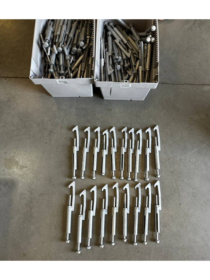 Крюк кріплення запаски з болтом W901-903-906-907 MB original