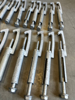 Крюк кріплення запаски з болтом W901-903-906-907 MB original