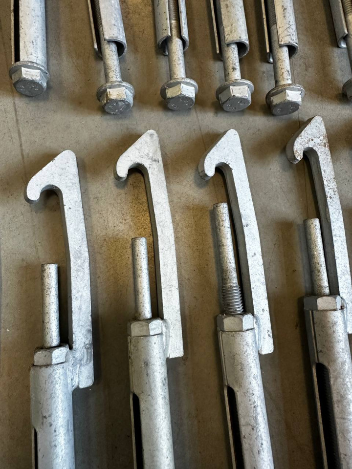 Крюк кріплення запаски з болтом W901-903-906-907 MB original