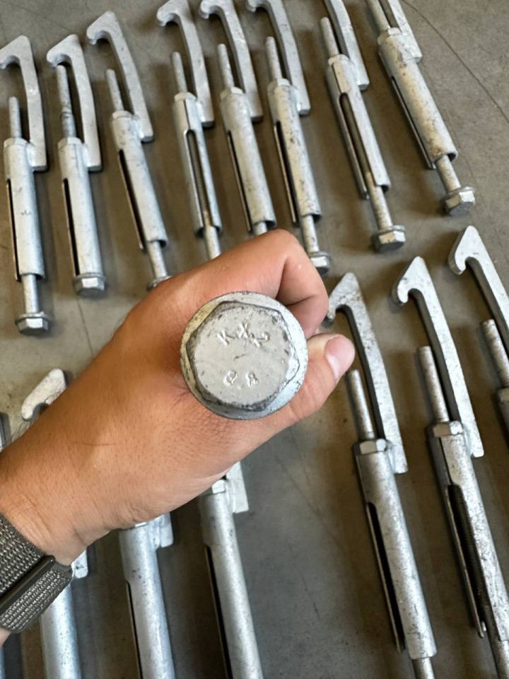 Крюк кріплення запаски з болтом W901-903-906-907 MB original