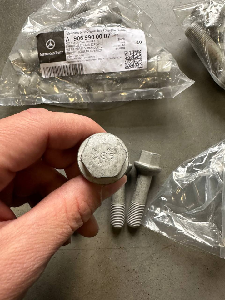 Болт колеса MB Sprinter/VW Crafter 06- (M14x1.5mm) під легкосплавні диски