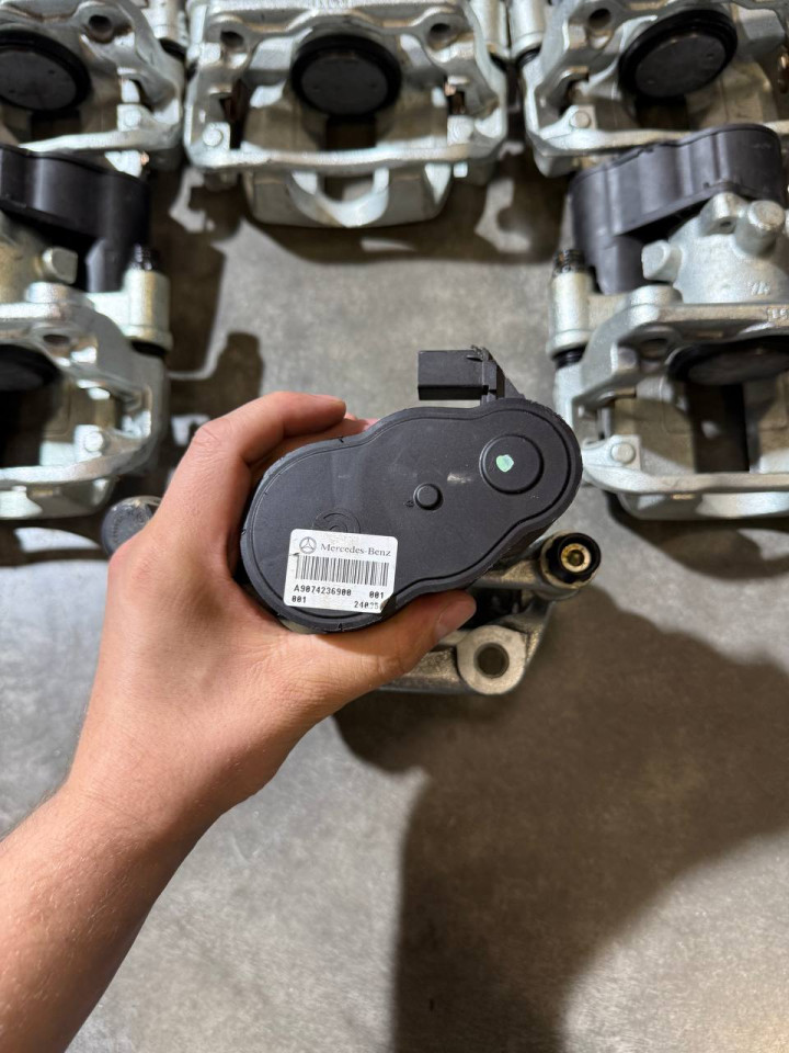 Супорт-електро,електроручник Sprinter W907-910. Лівий-A9074236900, Правий-A9074237000