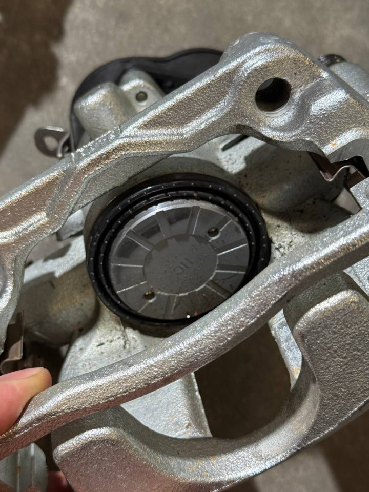 Супорт-електро,електроручник Sprinter W907-910. Лівий-A9074236900, Правий-A9074237000