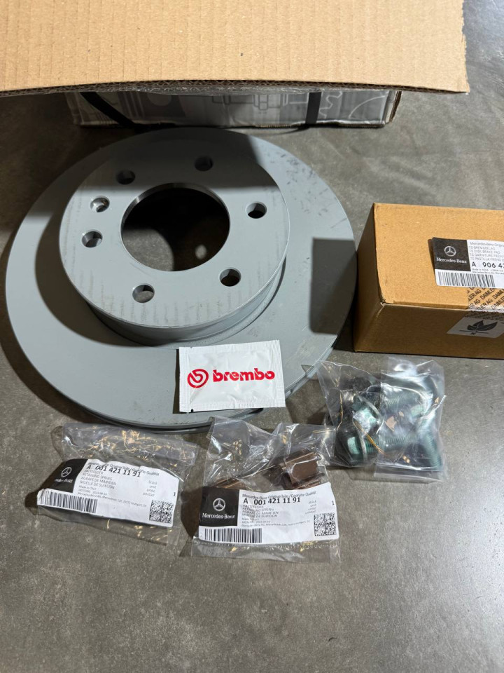 Передній комплект гальмівної системи (диски + колодки + пружини) Sprinter W906-907/VW Crafter