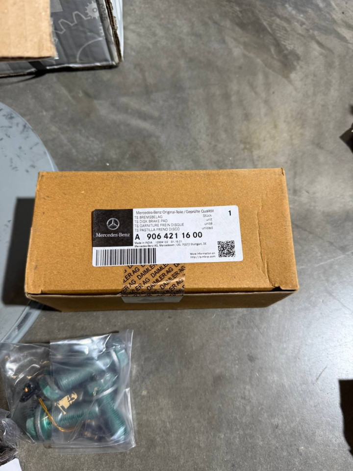 Передній комплект гальмівної системи (диски + колодки + пружини) Sprinter W906-907/VW Crafter