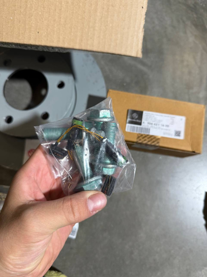 Передній комплект гальмівної системи (диски + колодки + пружини) Sprinter W906-907/VW Crafter