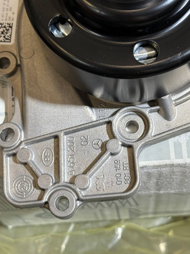 Помпа води Sprinter W906-907-910  OM651 (перемикається) (Bакумний) (9 лоп.)