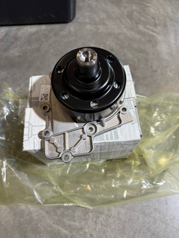 Помпа води Sprinter W906-907-910  OM651 (перемикається) (Bакумний) (9 лоп.)