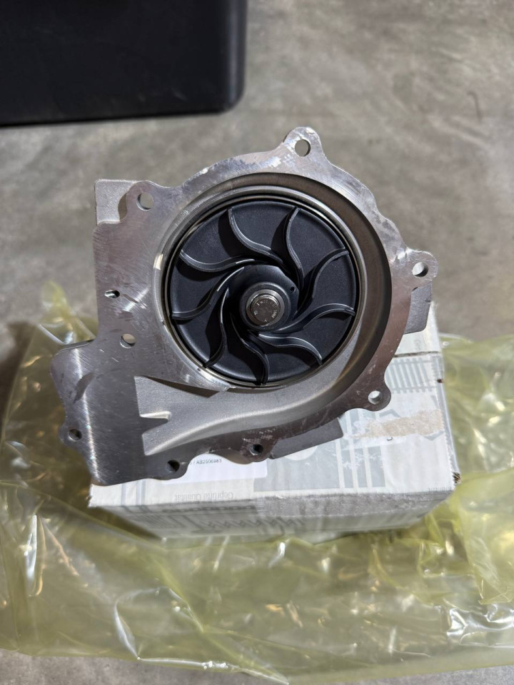 Помпа води Sprinter W906-907-910  OM651 (перемикається) (Bакумний) (9 лоп.)