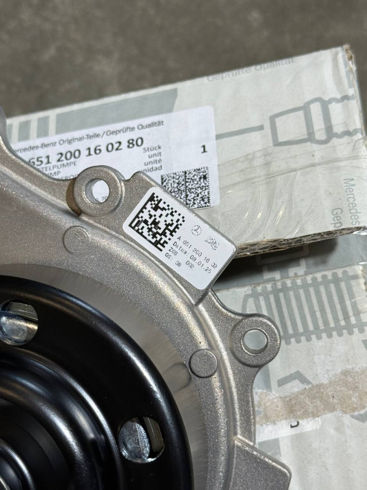 Помпа води Sprinter W906-907-910  OM651 (перемикається) (Bакумний) (9 лоп.)