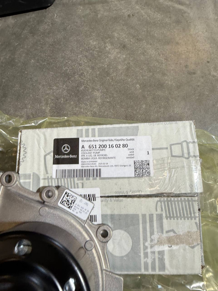 Помпа води Sprinter W906-907-910  OM651 (перемикається) (Bакумний) (9 лоп.)