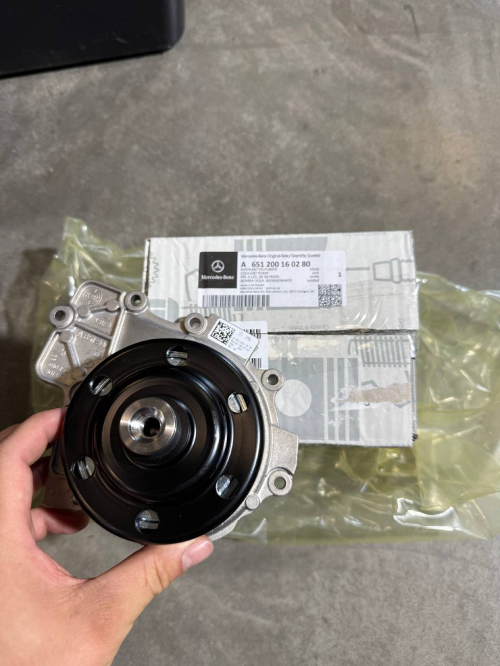 Помпа води Sprinter W906-907-910  OM651 (перемикається) (Bакумний) (9 лоп.)