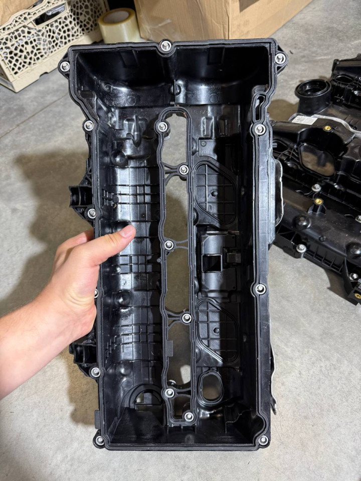 Клапанна кришка двигуна OM654 Sprinter W907-910