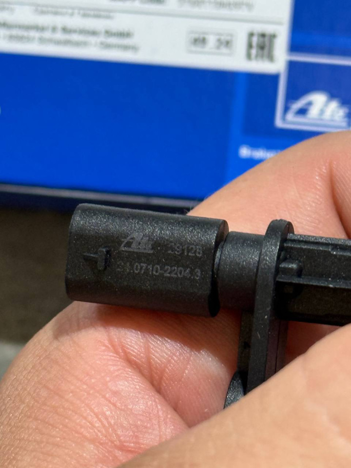 ABS Датчик задній Двухкатковий Sprinter 907 OM642/OM651/OM654