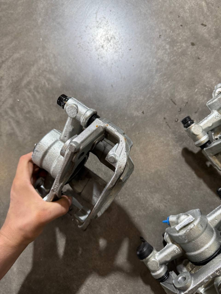 Супорт задній Crafter/Sprinter W906-907. Лівий-A9074230900, Правий-A9074230800