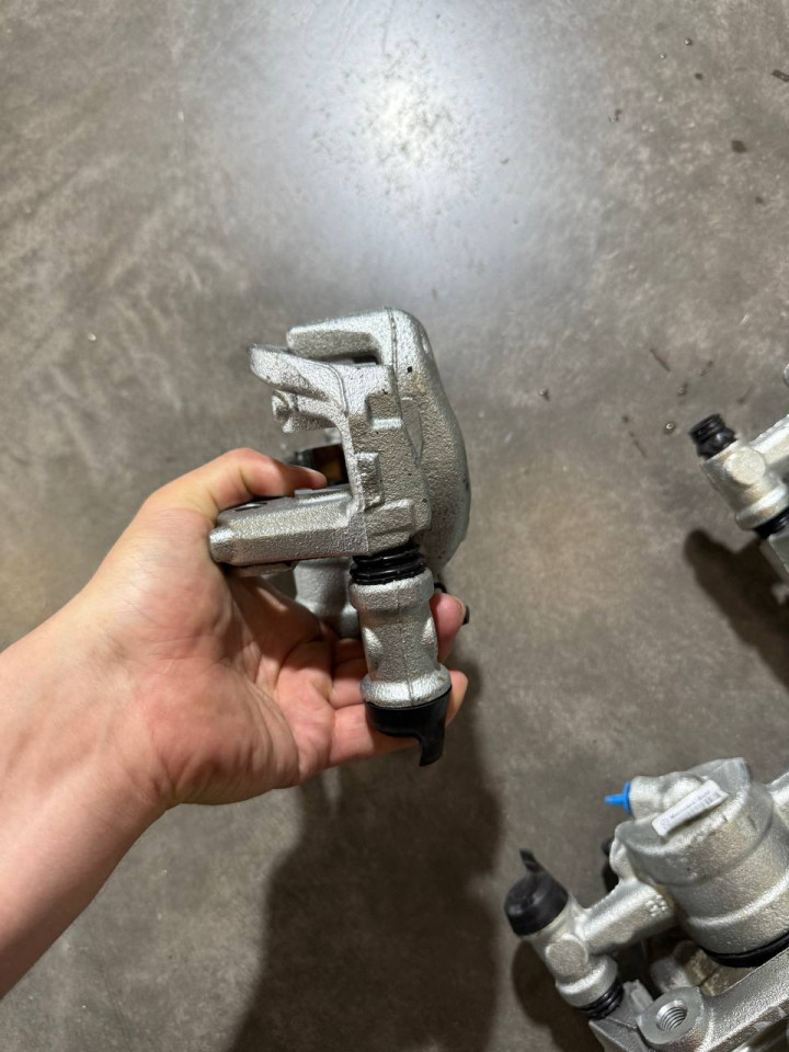 Супорт задній Crafter/Sprinter W906-907. Лівий-A9074230900, Правий-A9074230800