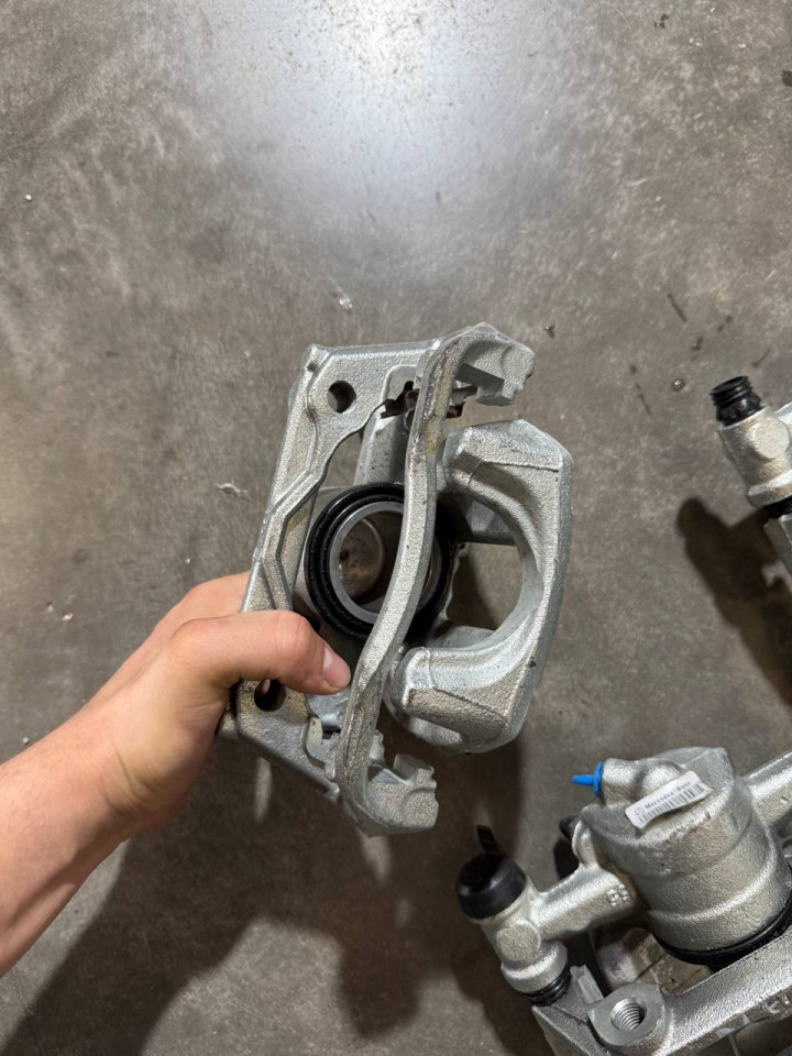 Супорт задній Crafter/Sprinter W906-907. Лівий-A9074230900, Правий-A9074230800