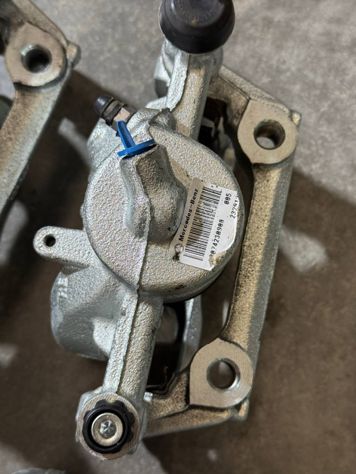 Супорт задній Crafter/Sprinter W906-907. Лівий-A9074230900, Правий-A9074230800