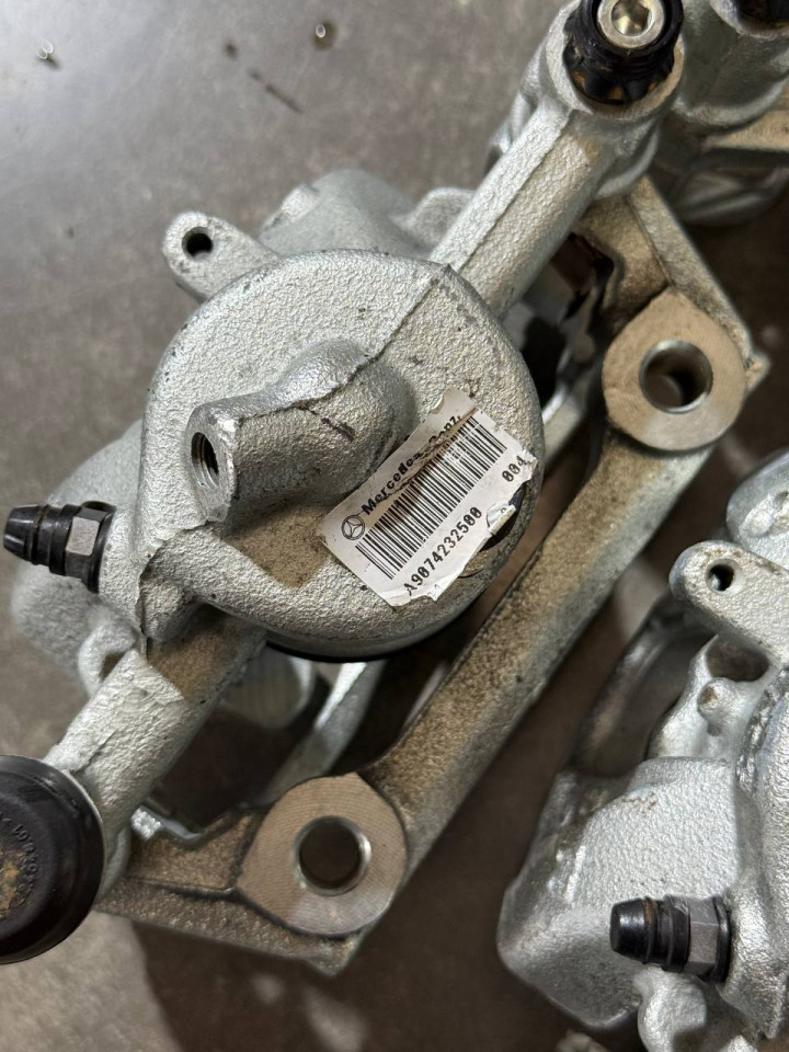 Супорт задній Crafter/Sprinter W906-907. Лівий-A9074230900, Правий-A9074230800