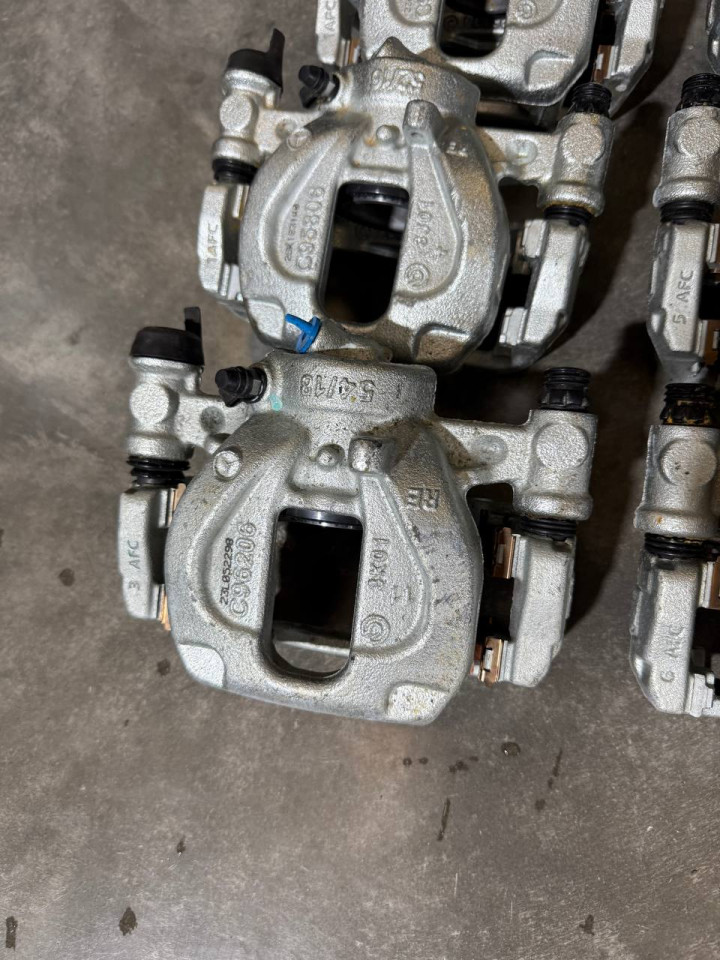 Супорт задній Crafter/Sprinter W906-907. Лівий-A9074230900, Правий-A9074230800