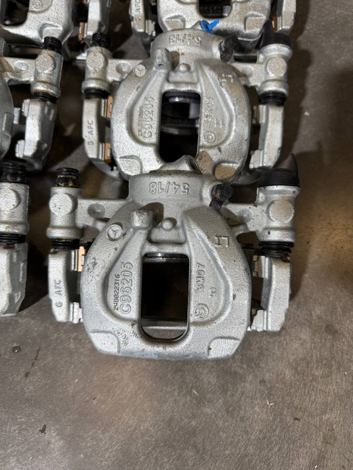 Супорт задній Crafter/Sprinter W906-907. Лівий-A9074230900, Правий-A9074230800