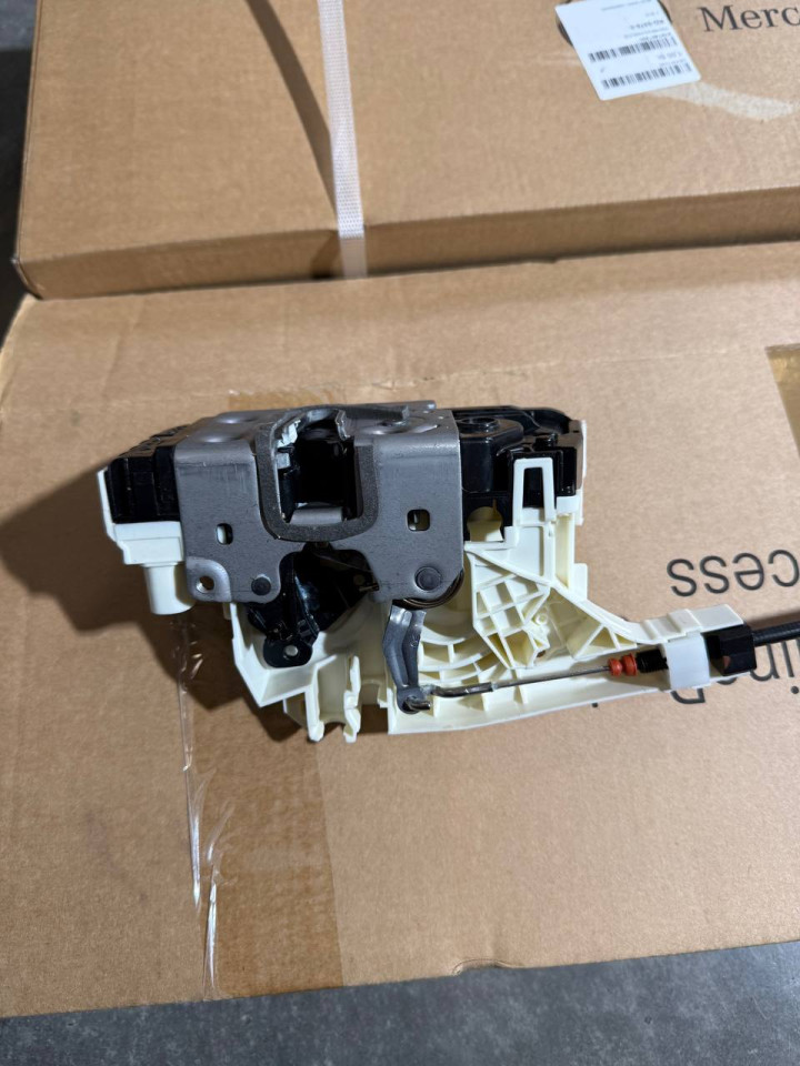 Замок центральний  задньої дверки Sprinter W907-910