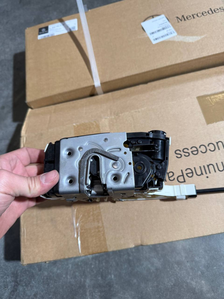 Замок центральний  задньої дверки Sprinter W907-910