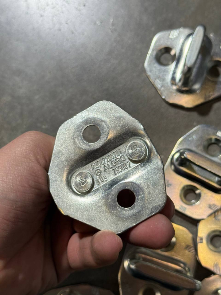 Скоба замка дверей Бічних  Sprinter W906-907/VW Crafter