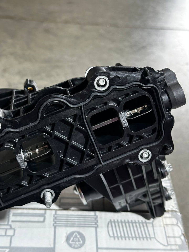 Колектор впускний з Заслонками OM651 MB Original