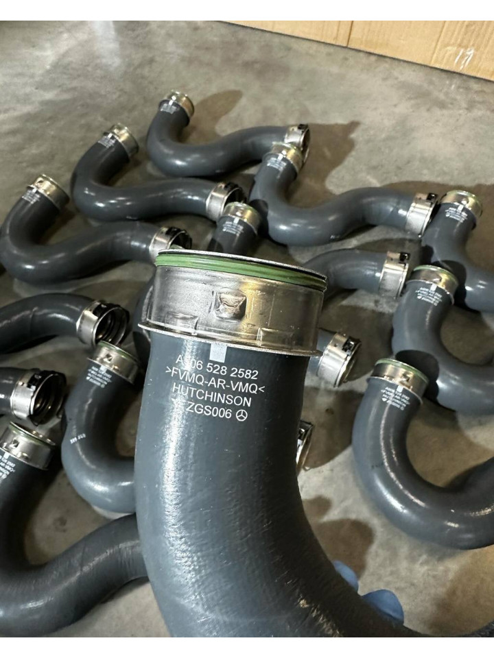 Патрубок інтеркулера лівий нижній Sprinter W906-907 OM642 A9065282582