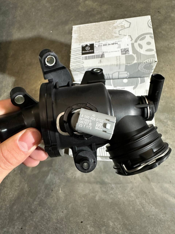 Термостат системи охолодження MB Sprinter OM651 09- OM651 A651200280064