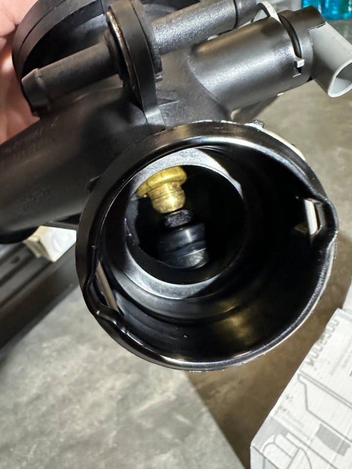 Термостат системи охолодження MB Sprinter OM651 09- OM651 A651200280064