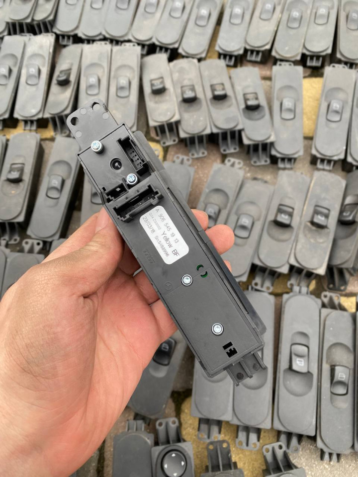 Кнопка, блок склопідйомника (права сторона) Sprinter W906/Crafter