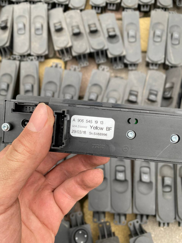 Кнопка, блок склопідйомника (права сторона) Sprinter W906/Crafter