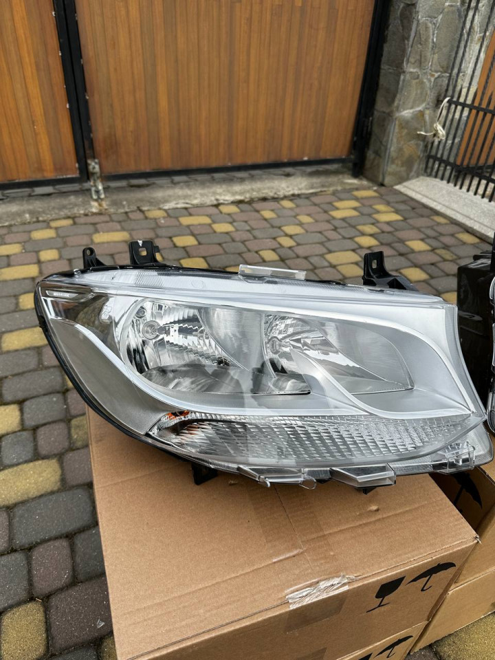 Фара права Sprinter W907-910 