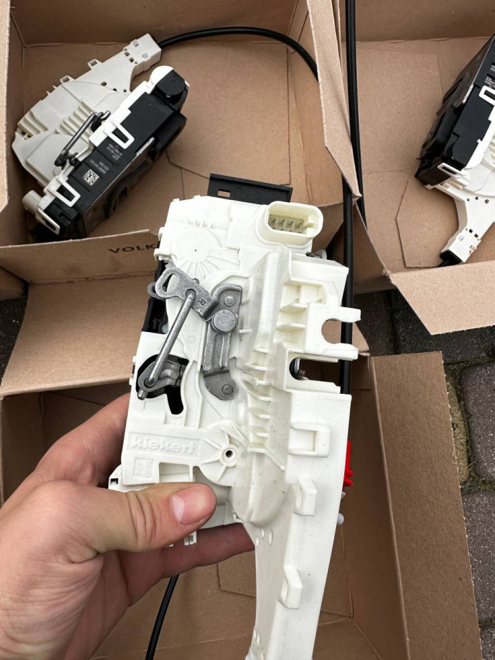 Замок центральний  задньої дверки Sprinter W906-907,Crafter