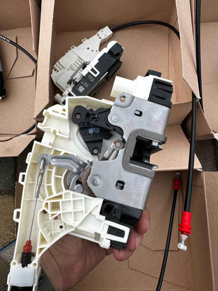 Замок центральний  задньої дверки Sprinter W906-907,Crafter