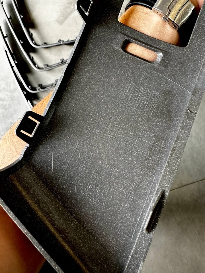 Декоративна накладка панелі з права від магнітафона Sprinter W906/ Crafter