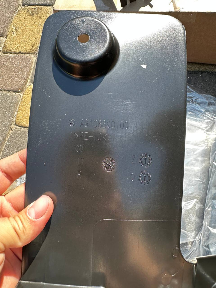 Бризговик передній (комплект) Sprinter W907-910